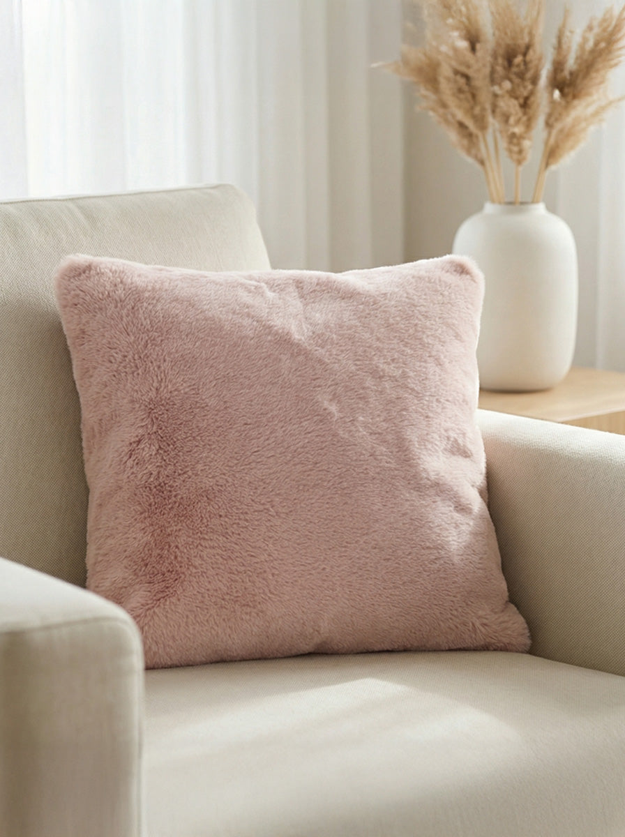Ecobox pembe tavşan tüylü dekoratif kırlent 45x45 cm koltuk üzerinde